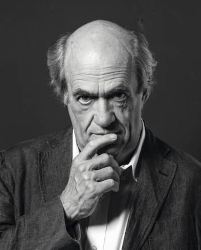 Colm Tóibín posa para ICON caviloso. La Barcelona a la que ha vuelto poco tiene que ver con la que él vivió en los años setenta.