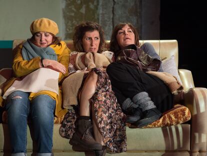 Desde la izquierda, Mamen Duch, Marta Pérez y Àgata Roca, en 'Canción para volver a casa'.