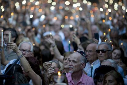 Los manifestantes sostienen velas durante una vigilia en conmemoración del primer aniversario de la muerte del fiscal Alberto Nisman en Buenos Aires.