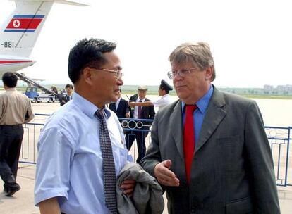 El vicedirector general del Organismo de la Energía Internacional Atómica (OIEA), Olli Heinonen, a la derecha, a su llegada a Pyongyang.