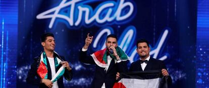El cantante Yacob Sah&iacute;n (centro), junto a los tambi&eacute;n artistas palestino Amir Dandan (derecha) y Mohamed Assaf.