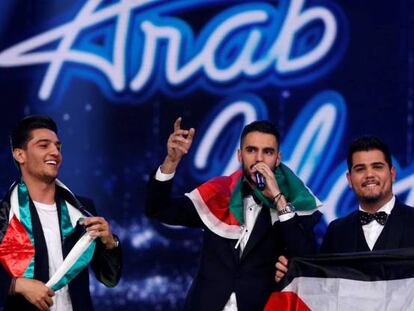 El cantante Yacob Sah&iacute;n (centro), junto a los tambi&eacute;n artistas palestino Amir Dandan (derecha) y Mohamed Assaf.