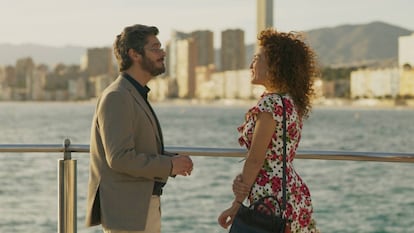 Antonio Pagudo y María Almudéver, en la serie 'Benidorm'.