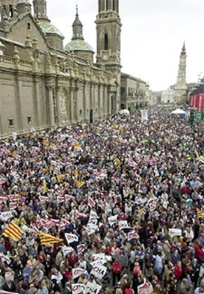 Imagen de la abarrotada plaza del Pilar, donde se ha celebrado la <i>Fiesta del Agua</i> contra el PHN.