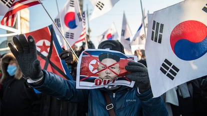 Manifestantes protestan este martes por la llegada de la delegaci&oacute;n de Corea del Norte para participar en los Juegos Ol&iacute;mpicos de Invierno en la ciudad de Donghae, en Corea del Sur.