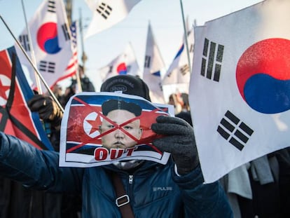 Manifestantes protestam nesta terça-feira pela chegada da delegação da Coreia do Norte para participar nos Jogos Olímpicos de Inverno na cidade de Donghae, na Coreia do Sul.