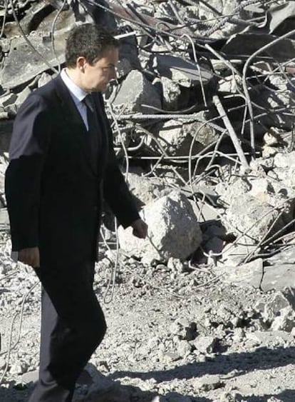 Rodríguez Zapatero, durante su visita a la zona de la explosión.