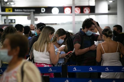Un grupo de pasajeros en una fila en el aeropuerto Benito Juárez de Ciudad de México