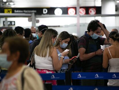 Un grupo de pasajeros en una fila en el aeropuerto Benito Juárez de Ciudad de México.