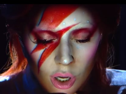 Así fue el homenaje a David Bowie de Lady Gaga en los Grammy