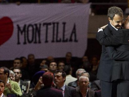 Zapatero abraza a Montilla en un momento del mitin del Palau Sant Jordi.