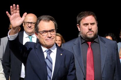 El Presidente Artur Mas saluda en las puertas del Palau de la Generalitat a la gente congregada en la plaza Sant Jaume tras firmar el decreto de convocatoria de la consulta, a su lado, Oriol Junqueras.