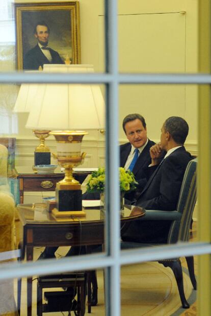 David Cameron y Barack Obama, durante su entrevista en el Despacho Oval de la Casa Blanca.