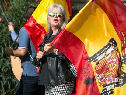 Una manifestante luce una bandera de la Espa&ntilde;a preconstitucional. 