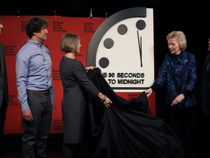 Expertos del Boletín de Científicos Atómicos desvelan la hora del Reloj del Fin del Mundo en enero de 2023. En 2024, mantuvieron las manecillas a 90 segundos del apocalipsis; nunca estuvieron más cerca de la medianoche.