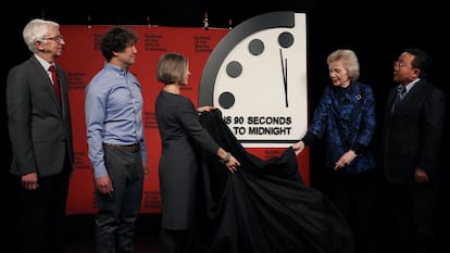 Expertos del Boletín de Científicos Atómicos desvelan la hora del Reloj del Fin del Mundo en enero de 2023. En 2024, mantuvieron las manecillas a 90 segundos del apocalipsis; nunca estuvieron más cerca de la medianoche.