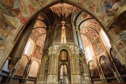 La Charola, girola de planta octogonal que comenz&oacute; a erigirse hacia 1250 en el convento del Cristo, en Tomar (las pinturas son del XVI).