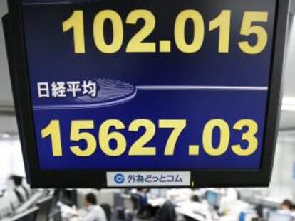Una pantalla muestra el valor del yen frente al dólar (arriba) y el alcanzado por el índice Nikkei de la Bolsa de Tokio.