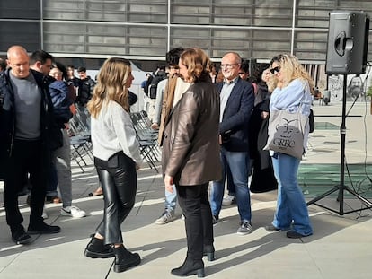 La alcaldesa de Barcelona, Ada Colau, habla con la estudiante que le preguntó por su evolución en la forma de vestir en un acto en la Universidad Pompeu Fabra el pasado jueves.