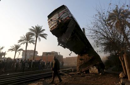 Una multitud mira un tren siniestrado en Beni Suef (Egipto).
