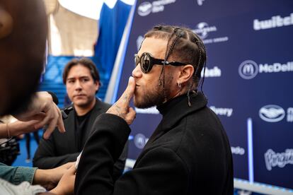 Jhay Cortez saluda a sus seguidores en la alfombra azul de los Premios Esland.