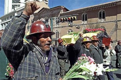 Mineros bolivianos participan en una marcha simbólica en Sucre en homenaje al trabajador que murió durante las protestas.