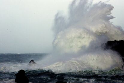 Una ola rompe en la costa de Meirás, en Valdoviño (A Coruña).