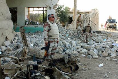 Un soldado iraquí vigila los escombros de una mezquita chií, tras la explosión de un coche bomba en la localidad iraquí de Senjar, en Mosul, al norte de Bagdad.