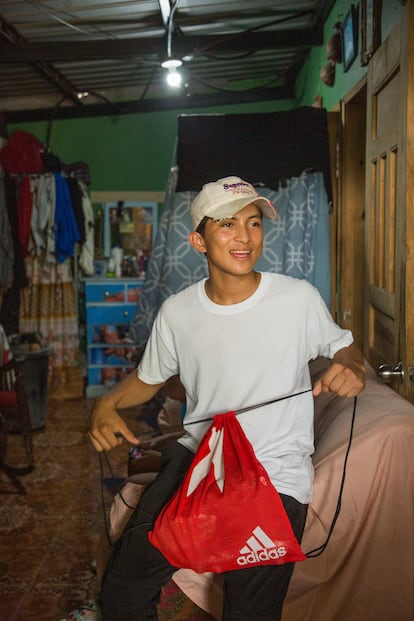 Joshuar vive en casa de su abuela, con ella, su tía y dos primos. En la imagen, prepara su bolsa para ir a la cancha. 