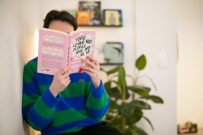 Adrián, de Salseología, retratado con su libro 'Todo lo que hay detrás que no se ve', un ensayo concebido para “desmitificar la visión perfecta de lo que hay en las redes sociales”.