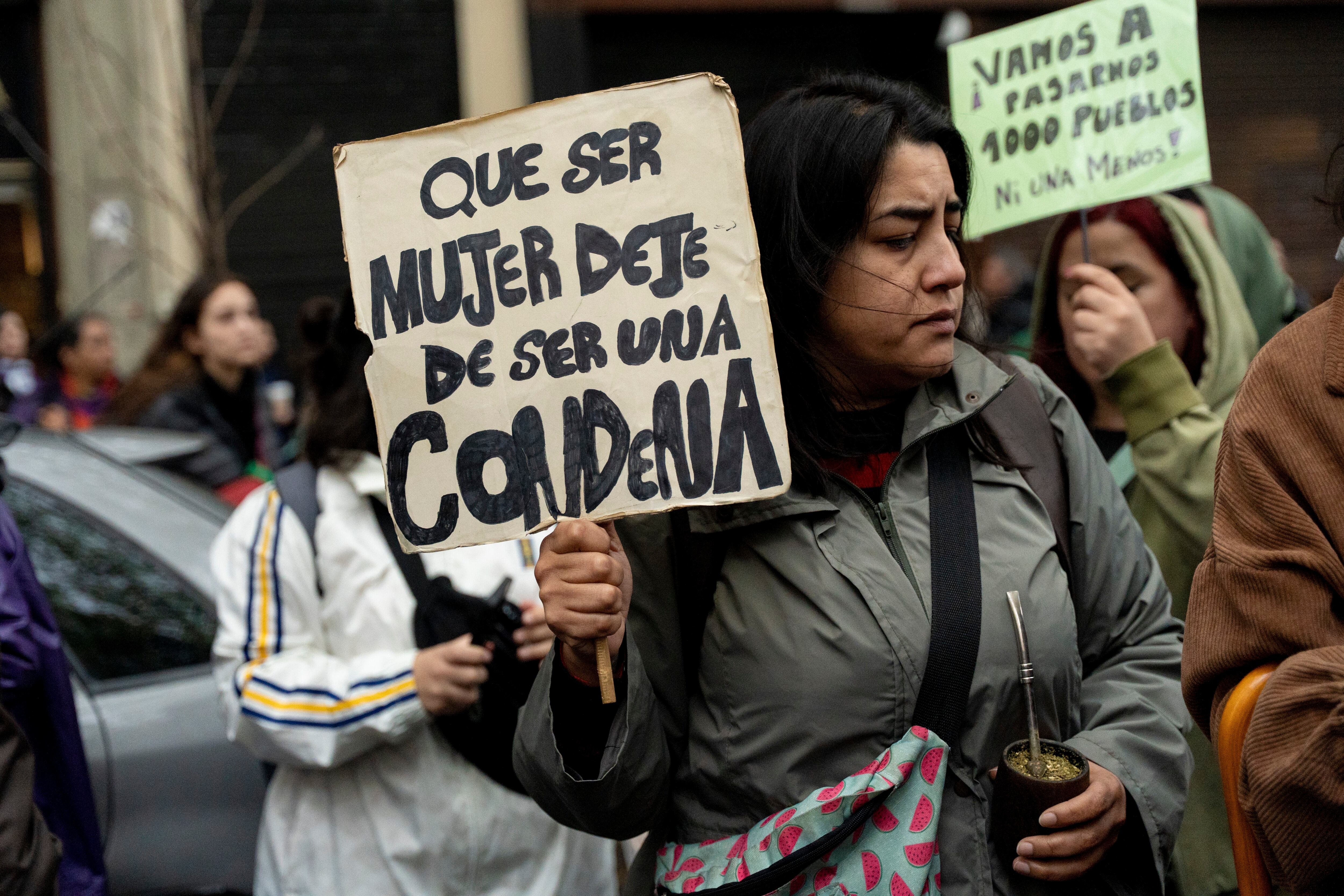 Cientos de mujeres marcharon exigiendo justicia por las jóvenes asesinadas, en Buenos Aires.