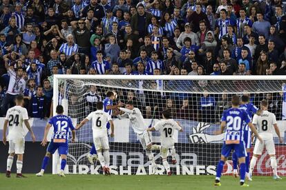 Manu García marca el único gol del partido, que supone la victoria del Alavés frente al Real Madrid.