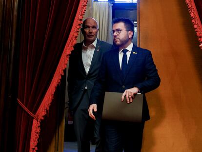 El presidente de la Generalitat, Pere Aragonès, y el conseller de Acción Climática, David Mascort (i), a su llegada al ploeno del Parlament de Cataluña donde se celebra un debate monográfico sobre las reivindicaciones de los agricultores, solicitado por JxCat