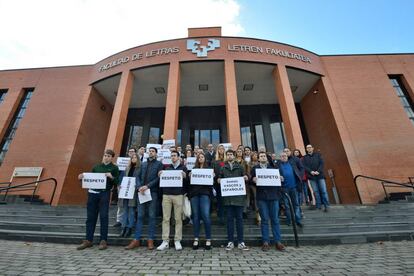 Concentración de protesta en Vitoria contra la agresión a un alumno de la UPV.