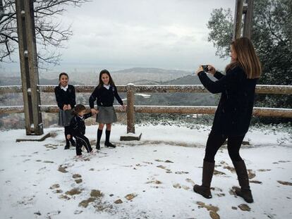 Escolars juguen amb la neu al Tibidabo, a Barcelona.