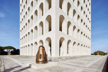 Las esquinas del Palazzo della Civiltà Italiana muestran cuatro obras de Pomodoro, como esta 'L'Ambizione (Clitennestra)'.