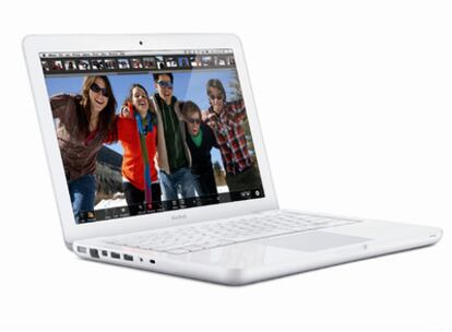 El MacBook cambia la carcasa de plástico por una de policarbonato.
