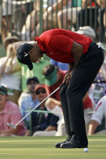 Tiger Woods se lamenta de un <i>eagle</i> que se le escapó con el <i>putter </i>en el hoyo 15.