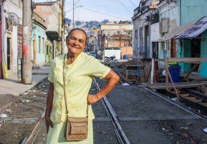 Dentre todos os vestidos elegantes do armário, Adelina escolheu o amarelo que comprou em Fortaleza para seu primeiro dia em um estádio olímpico. A jornada é na piscina de saltos ornamentais, aquela que ficou verde, e Adelina Monteiro de Oliveira, de 75 anos, curte as piruetas dos saltadores como se fosse uma criança. Moradora do morro da Providência, a primeira favela do Rio, tem oito filhos, 16 netos e seis bisnetos. Tantos que nem lembra dos seus nomes, embora um dos seus netos seja Gabriel Monteiro, campeão mundial de jiu-jitsu. Entre seus fios de cabelos grisalhos, Dona Adelina guarda a lembrança da guerra do tráfico que segue em sua comunidade: um pedaço de bala perdida incrustrada no crâneo desde 1984. “Não dói não nem quando o tempo muda e fica frio. Acharam melhor não tirar”, explica.