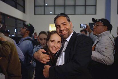 David Michan recibe a una de sus hijas que viajaba en el vuelo humanitario. 