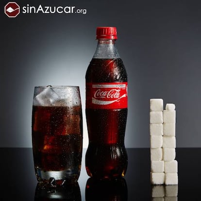 Una botella de 500ml de Coca-Cola contiene 53gr de azúcar: 13,25 terrones