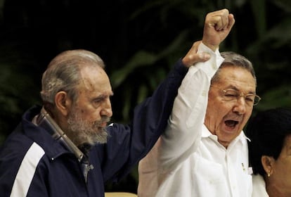 Fidel Castro ergue o braço do seu irmão Raúl enquanto cantam o hino da Internacional Socialista, durante o 6º Congresso do Partido Comunista de Cuba, em Havana, em 19 de abril de 2011. Fidel foi testemunha de como seu irmão promoveu uma abertura econômica para os cubanos e reatou relações com os EUA.