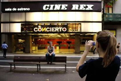 Cinéfilos habituales del Rex tomando fotos del cine en la noche del pasado jueves.