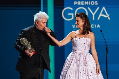 Pedro Almodóvar, que finalmente acudió a la ceremonia, y lPenélope Cruz han sido los encargados de entregar el Goya Internacional a Cate Blanchett.