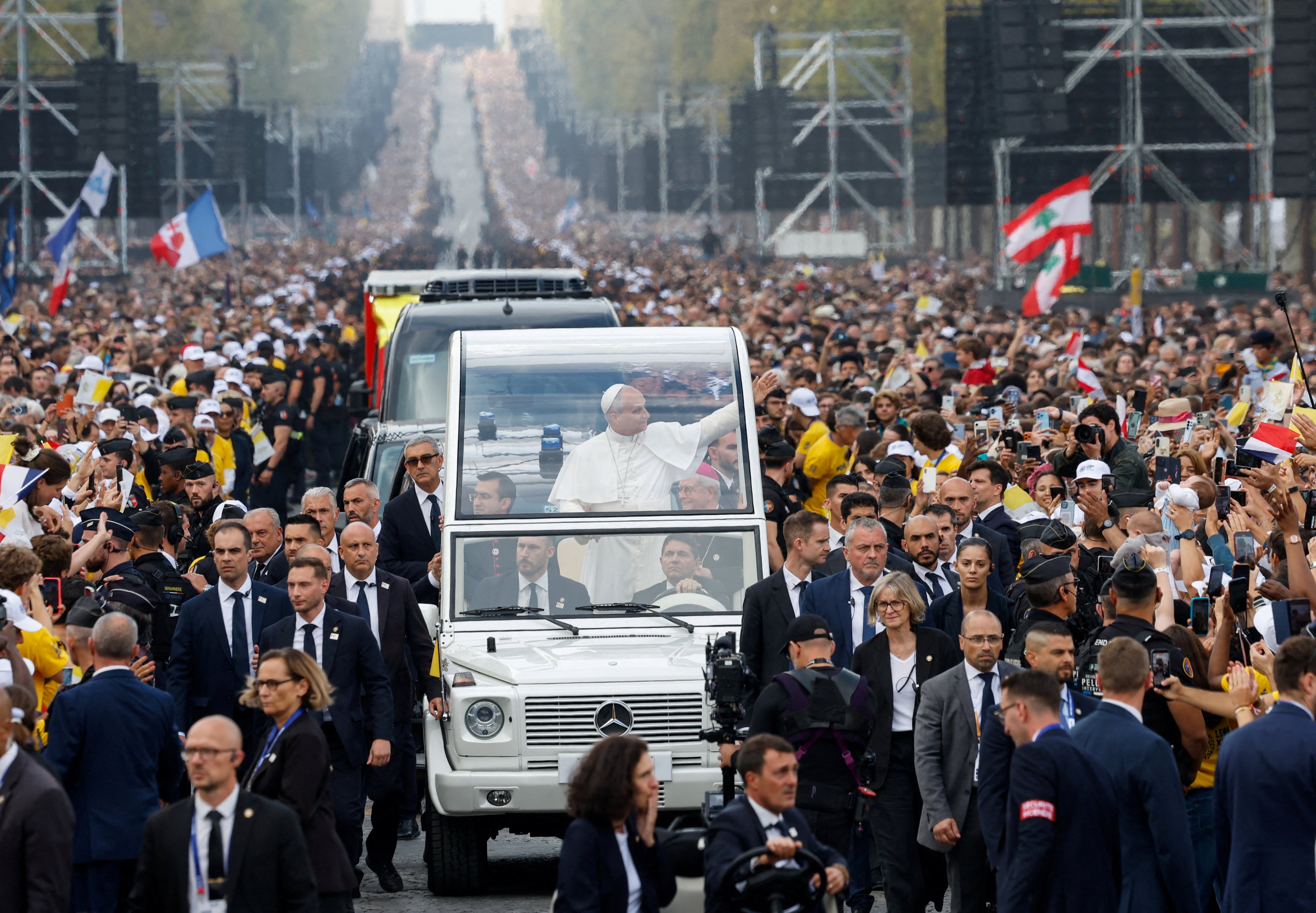 León XIV triunfa en París con una misa multitudinaria ante 700.000 personas