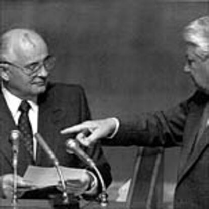 Yeltsin exige a Gorbachov la lectura de un documento que revela el apoyo a la junta golpista de todo el Gobierno soviético nombrado por el propio Gorbachov