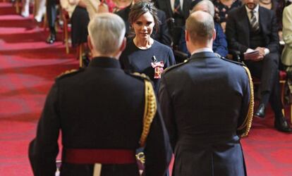 Victoria Beckham, mientras recibe la distinción.