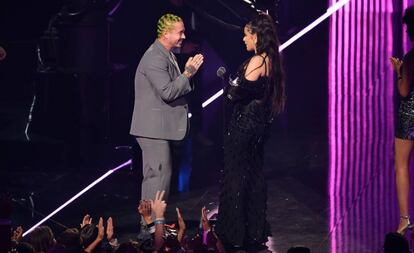 J Balvin y Rosalía en el escenario de los MTV Video Music Awards celebrados en Nueva Jersey el 26 de agosto.