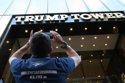 El corredor español Valeriano Pérez toma una foto en el Trump Tower