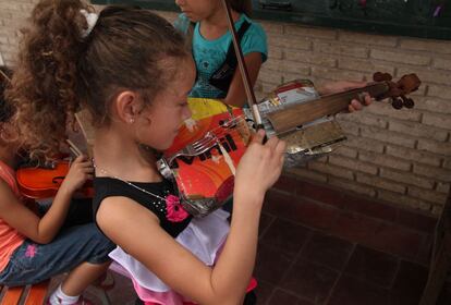 Una lata y un tenedor de cuatro puntas dan vida a uno de los violines de la Orquesta de Instrumentos Reciclados de Paraguay.